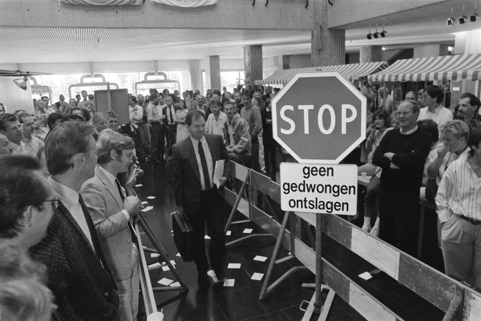 Ambtenaren Zuid Holland protesteren bij Provinciehuis tegen gedwongen ontslagen, Bestanddeelnr 934-3152