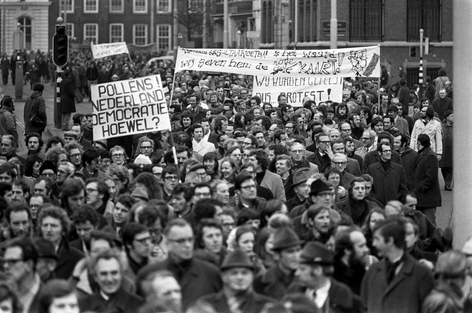 Ambtenaren (meer dan 40.000) demonstreren in Den Haag , demonstranten op weg naa, Bestanddeelnr 926-2055
