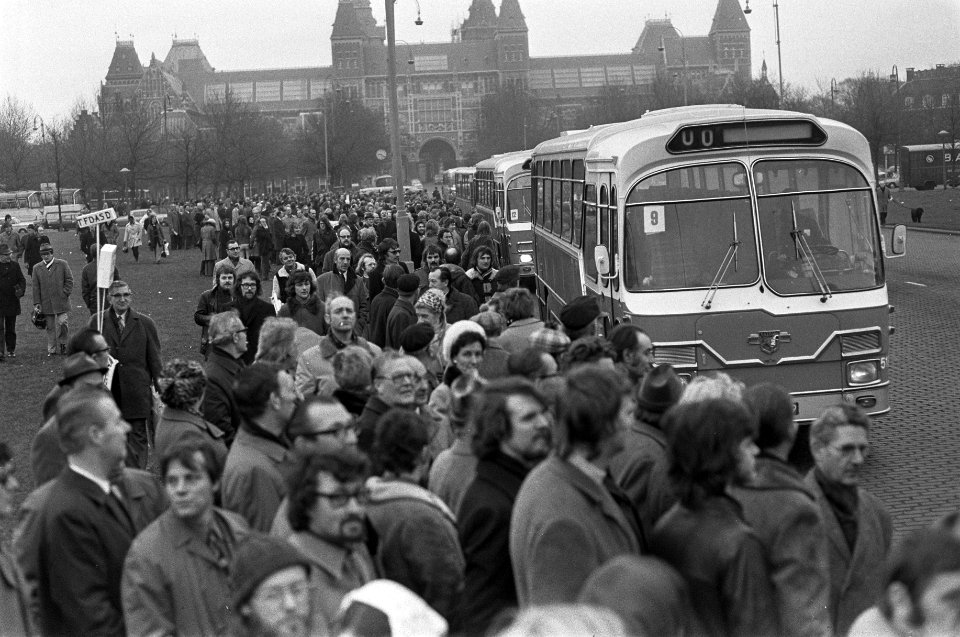 Ambtenaren vertrekken van Museumplein te Amsterdam met bussen i.v.m. landelijke , Bestanddeelnr 926-2048