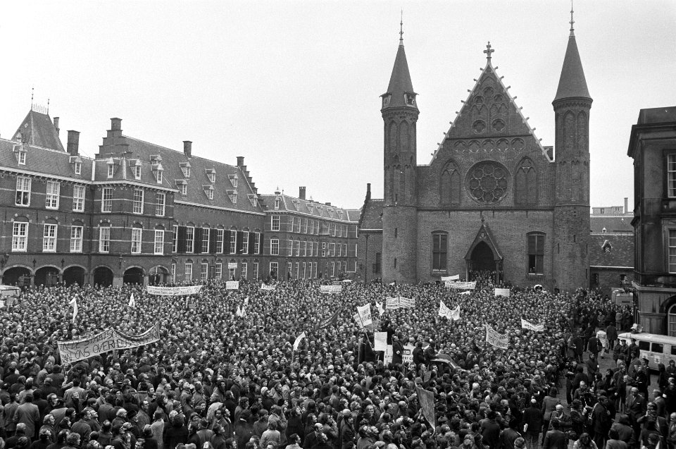 Ambtenaren (meer dan 40.000) demonstreren in Den Haag , demonstrerende ambtenare, Bestanddeelnr 926-2057