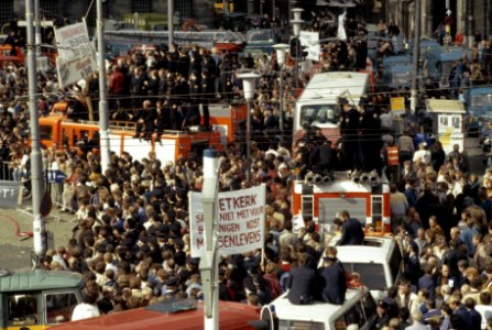 Ambtenaren (met name brandweer) demonstreren in Amsterdam (op Dam) tegen bezuini, Bestanddeelnr 253-8825