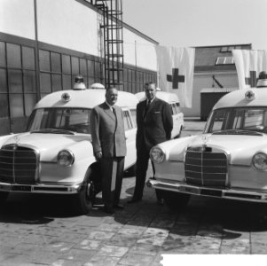Ambulances voor het Rode Kruis, foto F.H.A. de Graaf , J.H. du Pont rechts, dire, Bestanddeelnr 914-2216
