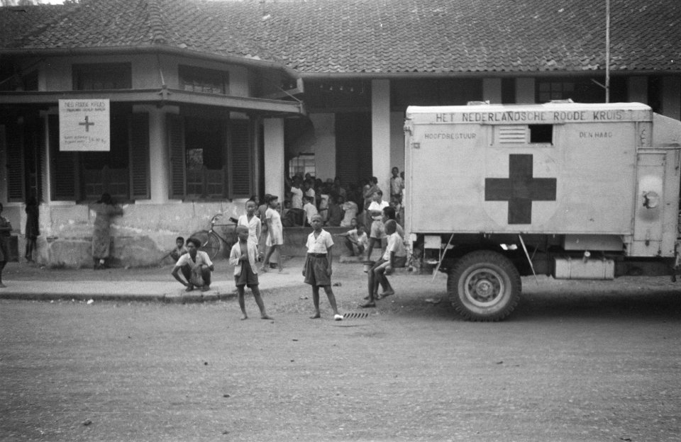 Ambulance staat voor een post van het Nederlandse Rode Kruis, Bestanddeelnr 363-5-6