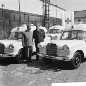 Ambulances voor het Rode Kruis, foto F.H.A. de Graaf , J.H. du Pont rechts, dire, Bestanddeelnr 914-2212