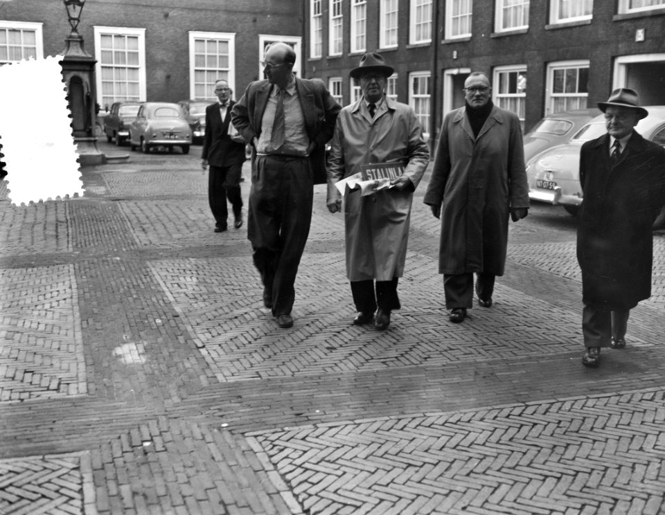 Amsterdam Stalinlaan wordt 4 Novemberlaan . Actievoerders met straatnaambord op , Bestanddeelnr 908-1247