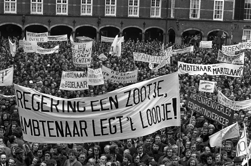 Ambtenaren (meer dan 40.000) demonstreren in Den Haag , de demonstranten op Binn, Bestanddeelnr 926-2059