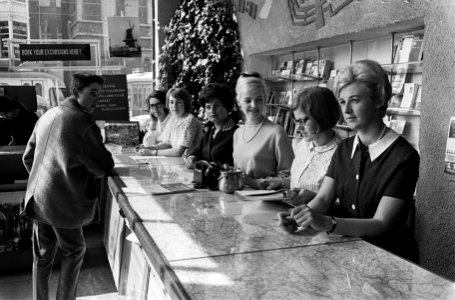 Amsterdam VVV-informatrices staan klaar om touristenstroom op te vangen, Bestanddeelnr 917-6534