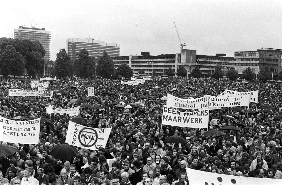 Ambtenarendemonstratie, Den Haag tegen bezuigingsplannen Van Agt overzicht Mal, Bestanddeelnr 929-7915