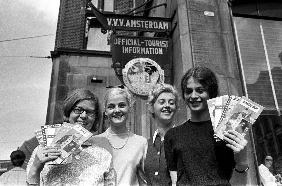 Amsterdam VVV-informatrices staan klaar om touristenstroo op te vangen, de meisj, Bestanddeelnr 917-6538