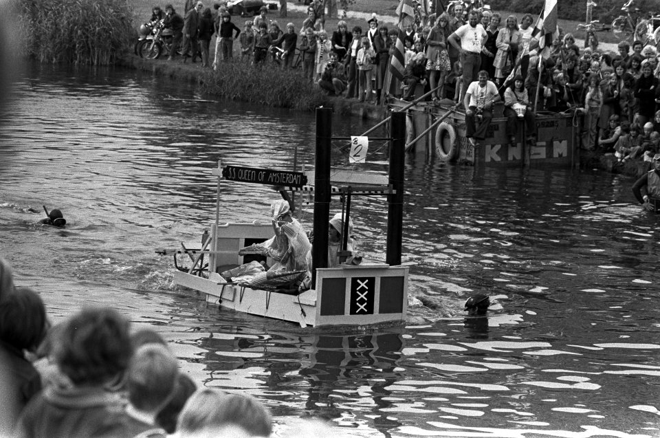 Amsterdam-700 Pieremegoggel, wedstrijd voor varende objecten in water achter wi, Bestanddeelnr 928-1630