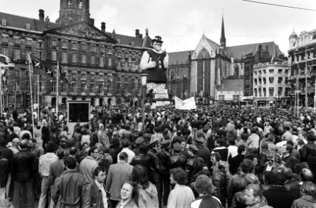 Ambtenarenstaking (Amsterdam) stakende ambtenaren verzamelen op de Dam, Bestanddeelnr 929-7862