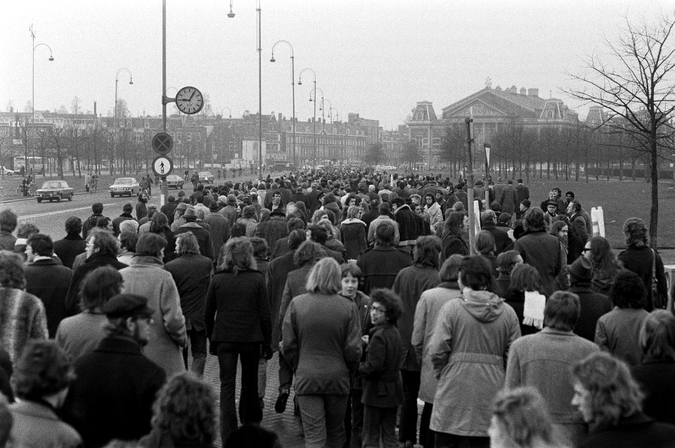 Ambtenaren vertrekken van Museumplein te Amsterdam met bussen i.v.m. landelijke , Bestanddeelnr 926-2050