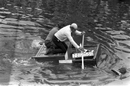 Amsterdam-700 Pieremegoggel, wedstrijd voor varende objecten in water achter wi, Bestanddeelnr 928-1627