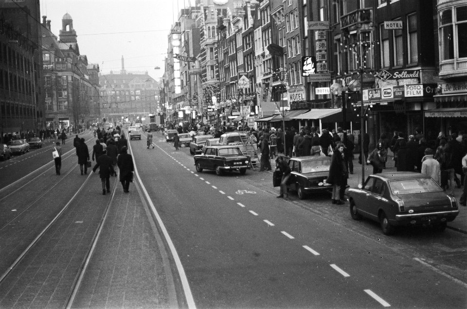 Ambtenarenacties openbaar vervoer in Amsterdam plat men lopen naar hun werk, Bestanddeelnr 930-0331