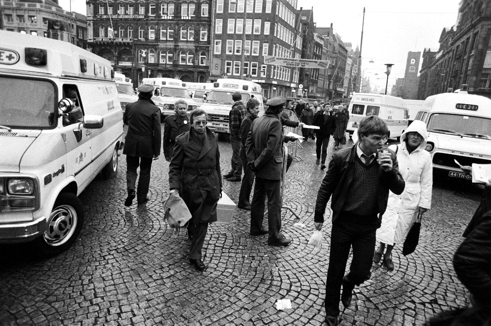 Ambulances van de GG en GD op de Dam in Amsterdam uit protest tegen kortingen op, Bestanddeelnr 932-7729