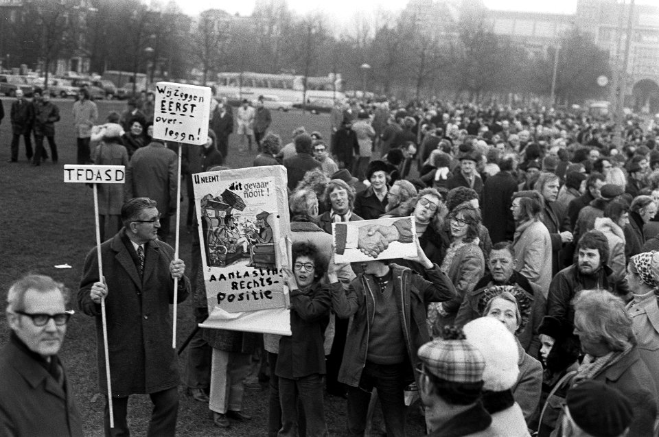 Ambtenaren vertrekken van Museumplein te Amsterdam met bussen i.v.m. landelijke , Bestanddeelnr 926-2047