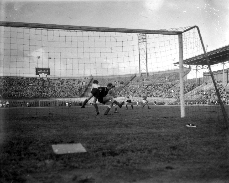 Amsterdam tegen GVAV 0-0, keeper Koops (GVAV), Bestanddeelnr 909-2454