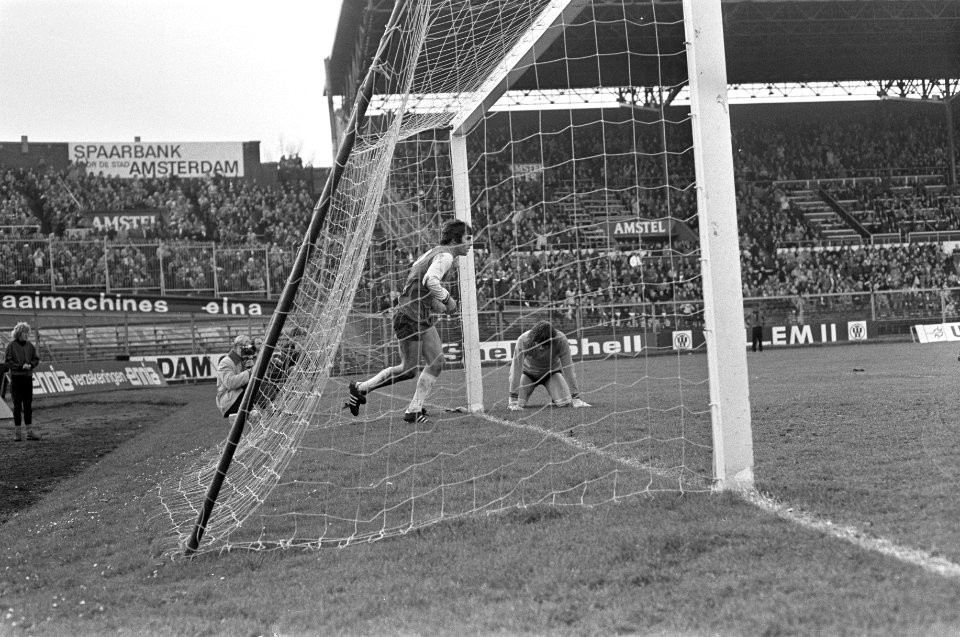 Amsterdam tegen Feyenoord 1-3, Van Hanegem haalt bal uit doel, Bestanddeelnr 926-0725