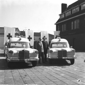 Ambulances voor het Rode Kruis, foto F.H.A. de Graaf , J.H. du Pont rechts, dire, Bestanddeelnr 914-2211