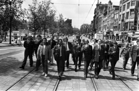 Ambtenarenstaking (Amsterdam) tram- en busbestuurders wandelen over Damrak, Bestanddeelnr 929-7864 photo