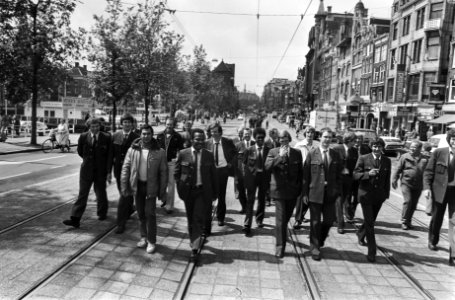 Ambtenarenstaking (Amsterdam) tram- en busbestuurders wandelen over Damrak, Bestanddeelnr 929-7864