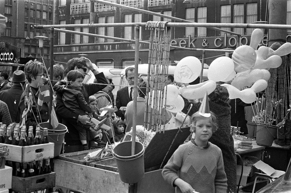 Amsterdam viert Koninginnedag, kraampjes op de Dam, Bestanddeelnr 920-2911