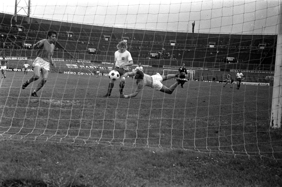 Amsterdam tegen Den Haag 3-0, Nico Jansen scoort 2-0, keeper Thie is kansloos, Bestanddeelnr 926-7139