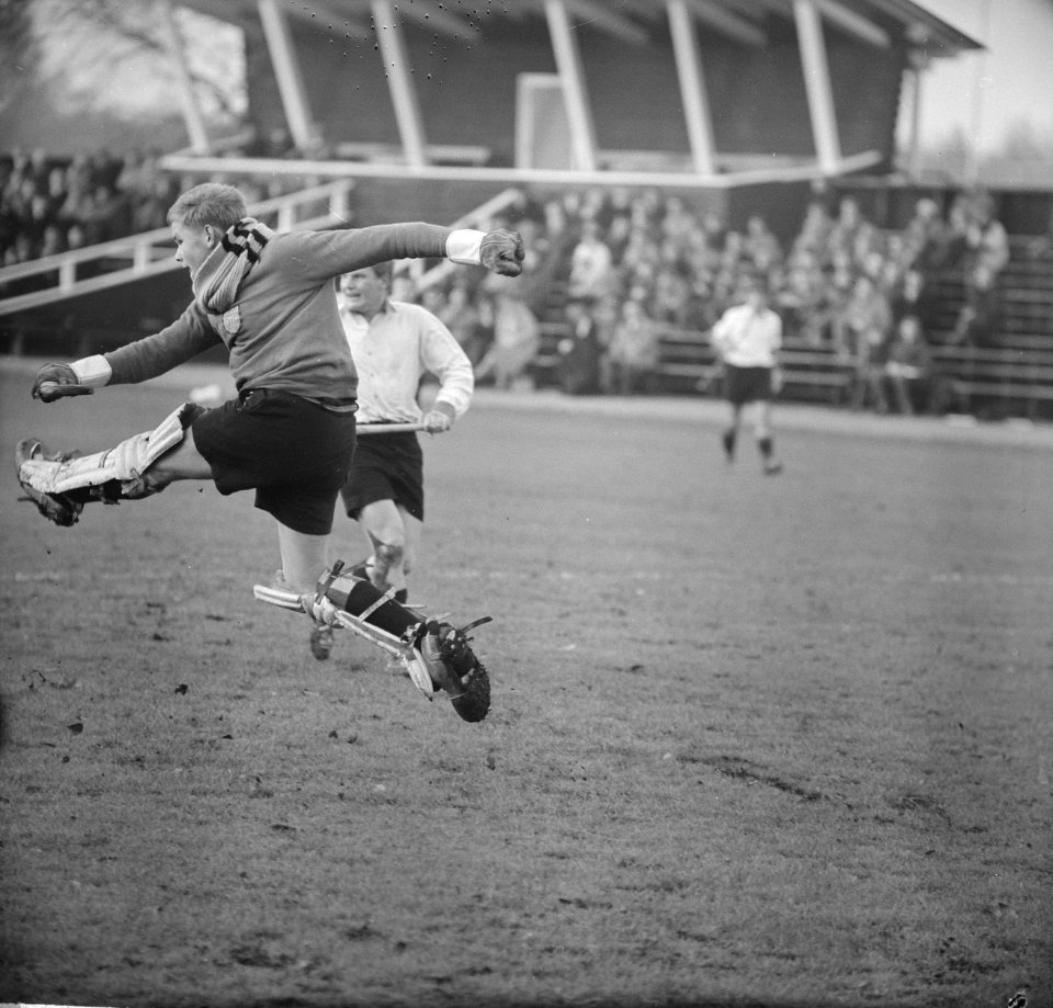 Amsterdam tegen HBC, keeper Buys van HBC in actie, Bestanddeelnr 914-5190