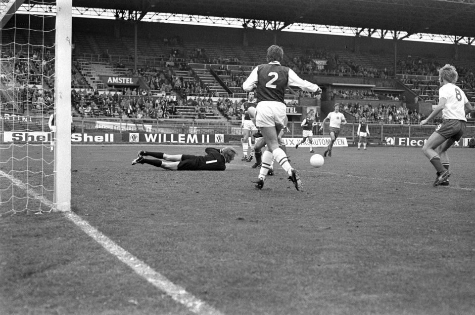 Amsterdam tegen Haarlem 2-1, Husers (rechts) gaat 2-0 scoort, Bestanddeelnr 925-9518