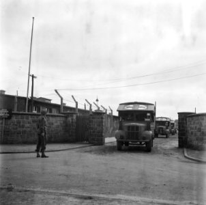 Ambulances verlaten het kamp, Bestanddeelnr 900-5046