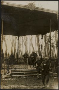 Ammunition being taken to the gun from a bandstand, Bestanddeelnr 158-2719