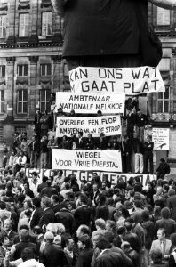 Ambtenarenstaking (Amsterdam) stakende ambtenaren verzamelen aan de voeten van , Bestanddeelnr 929-7863