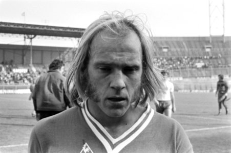 Amsterdam tegen MVV 2-0, nummer 14A Abe van der Ban (kop) nummer 15A Brokamp (ko, Bestanddeelnr 925-9238