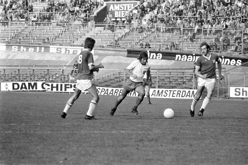 Amsterdam tegen MVV 2-0, nummer 30A Frank Kramer in aktie nummer 31A Husers (mid, Bestanddeelnr 925-9236