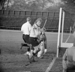 Amsterdam tegen HBC, keeper Buys van HBC heeft het zwaar verduren, Bestanddeelnr 914-5189 photo