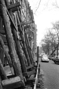 Amsterdam stut zijn huizen met palen Perceel Herengracht 537 achter palenbos, Bestanddeelnr 912-2174