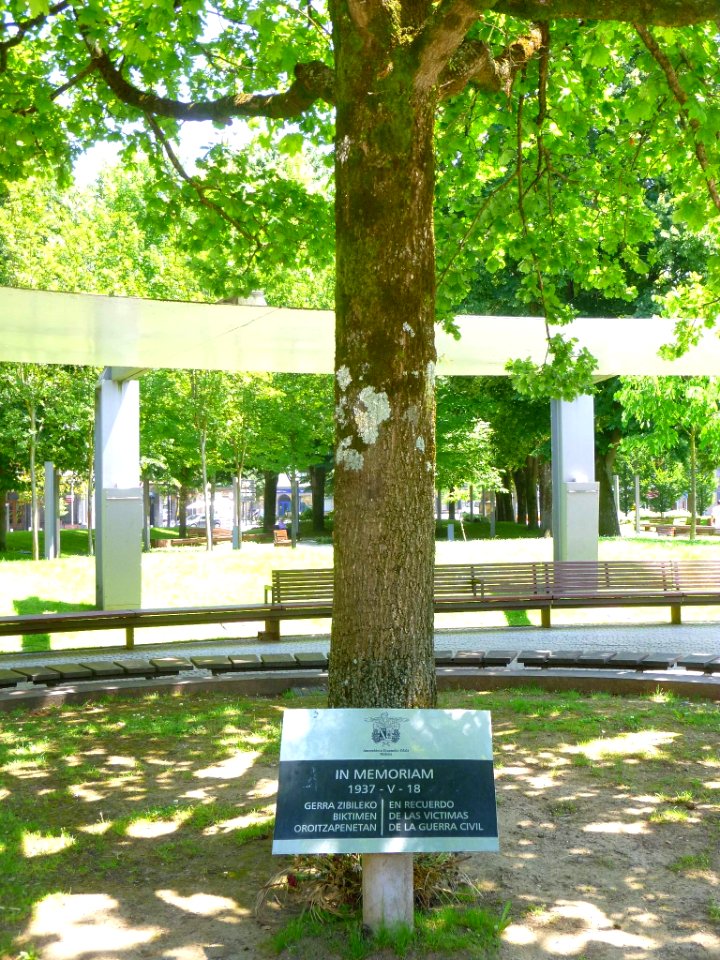 Amorebieta - Parque Zelaieta, Memorial en recuerdo de las víctimas de la Guerra Civil 2