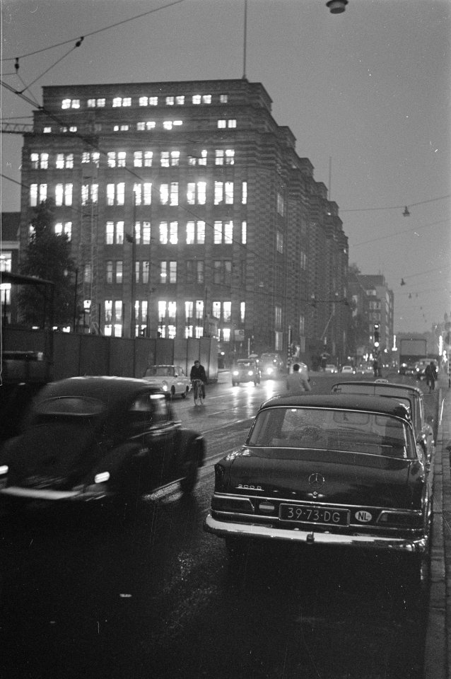 Amsterdam s middags om 12 uur, donker als de nacht. De Vijzelstraat, Bestanddeelnr 921-4405