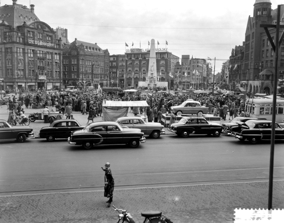 Amsterdam viert de bevrijding op de Dam, overzicht van de drukte op de Dam, Bestanddeelnr 910-3471