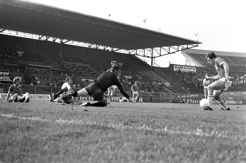 Amsterdam tegen MVV 2-0, spelmoment, Bestanddeelnr 925-9237