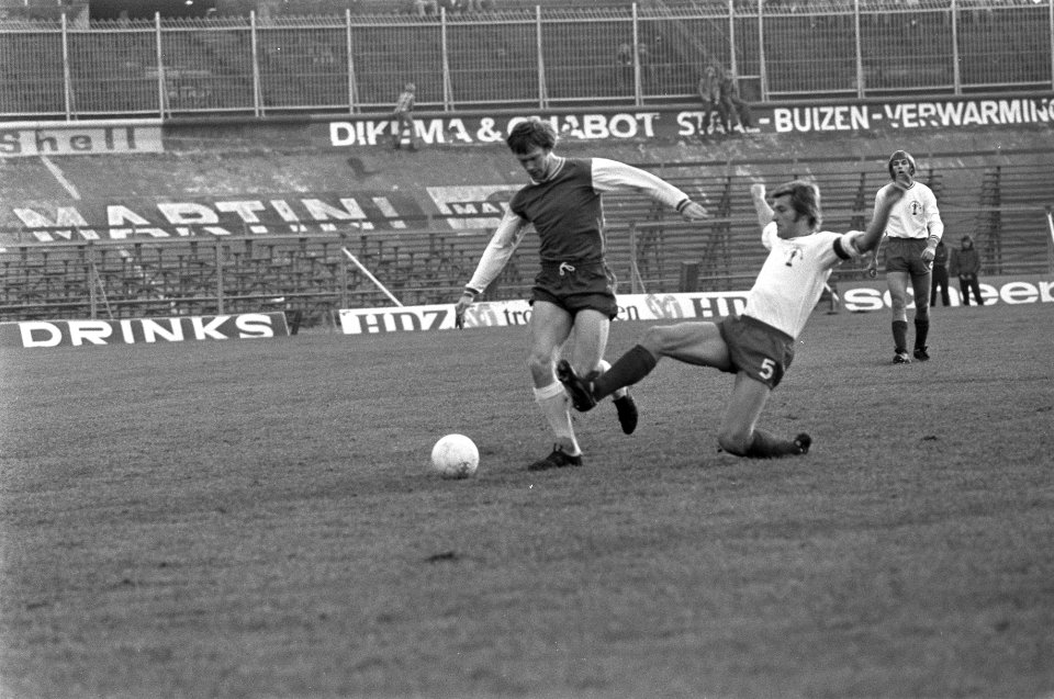 Amsterdam tegen Feyenoord 1-3, nummer 12 Wery (links) in duel met Kamminga, Bestanddeelnr 926-0726