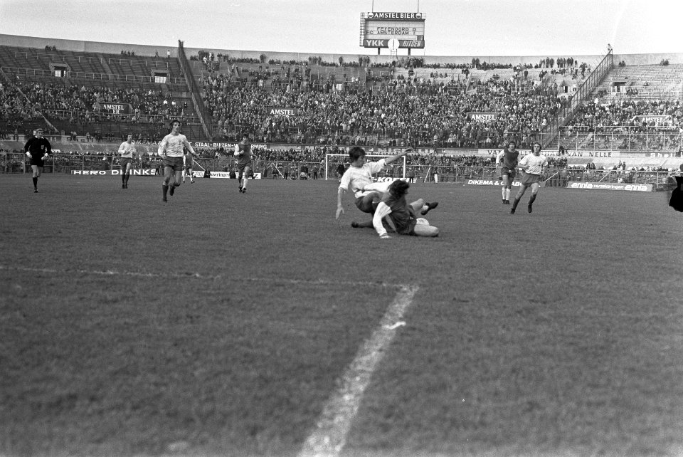Amsterdam tegen Feyenoord 1-3, Israel (tweede van links) op reservebank, Bestanddeelnr 926-0728
