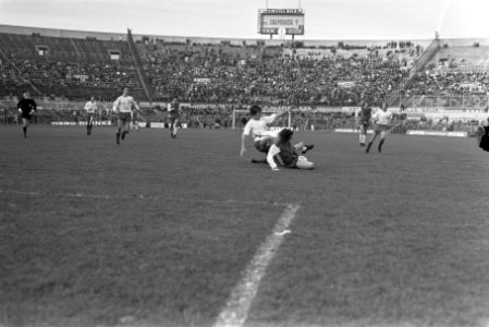 Amsterdam tegen Feyenoord 1-3, Israel (tweede van links) op reservebank, Bestanddeelnr 926-0728