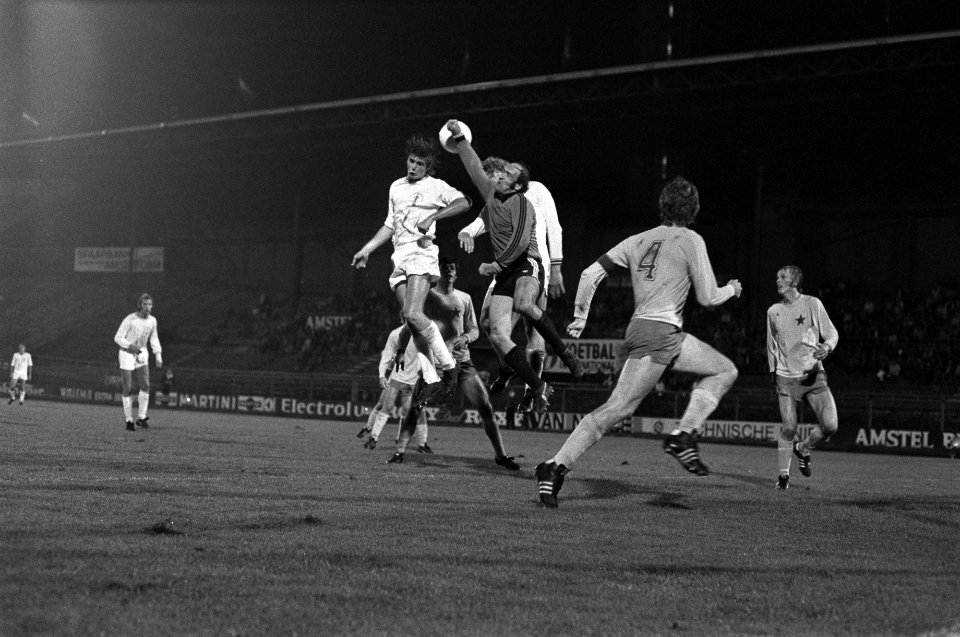 Amsterdam tegen MVV 0-0 Heini Otto in duel met MVV-keeper Mathijssen, Bestanddeelnr 928-1636
