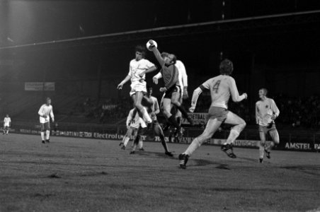 Amsterdam tegen MVV 0-0 Heini Otto in duel met MVV-keeper Mathijssen, Bestanddeelnr 928-1636
