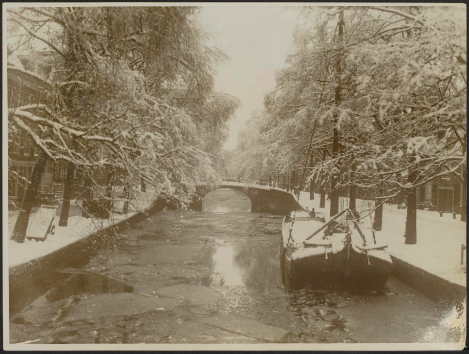 Amsterdam onder de sneeuw. Een schitterend wintergezicht leveren vooral de Amste, Bestanddeelnr 158-2138