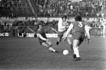 Amsterdam tegen Feyenoord 1-3, Frank Kramer (midden) in aktie, links Schneider, Bestanddeelnr 926-0724