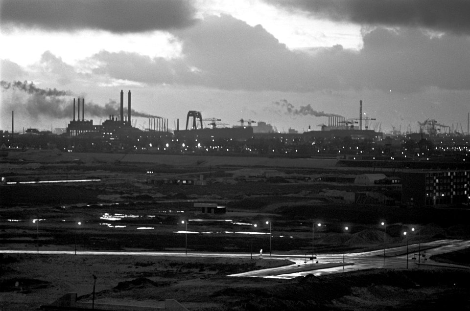 Amsterdam Noord bij vallen van de avond (rokende schoorstenen), Bestanddeelnr 921-1602