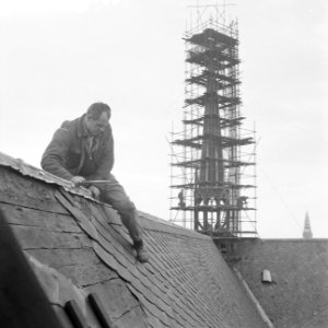 Amsterdam Restauratie Nieuwe Kerk op de Dam werkzaamheden dakdekker op het dak, Bestanddeelnr 912-3585 photo