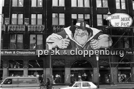 Amsterdam Reuzenstad, grote reus aan voorgevel warenhuis Kalverstraat, Bestanddeelnr 929-7389